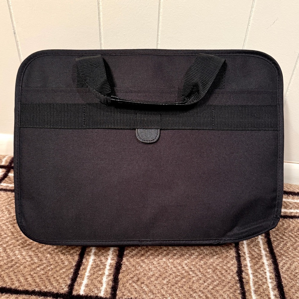 Leed’s Executive 17” Laptop Briefcase - Picture 3 of 14
